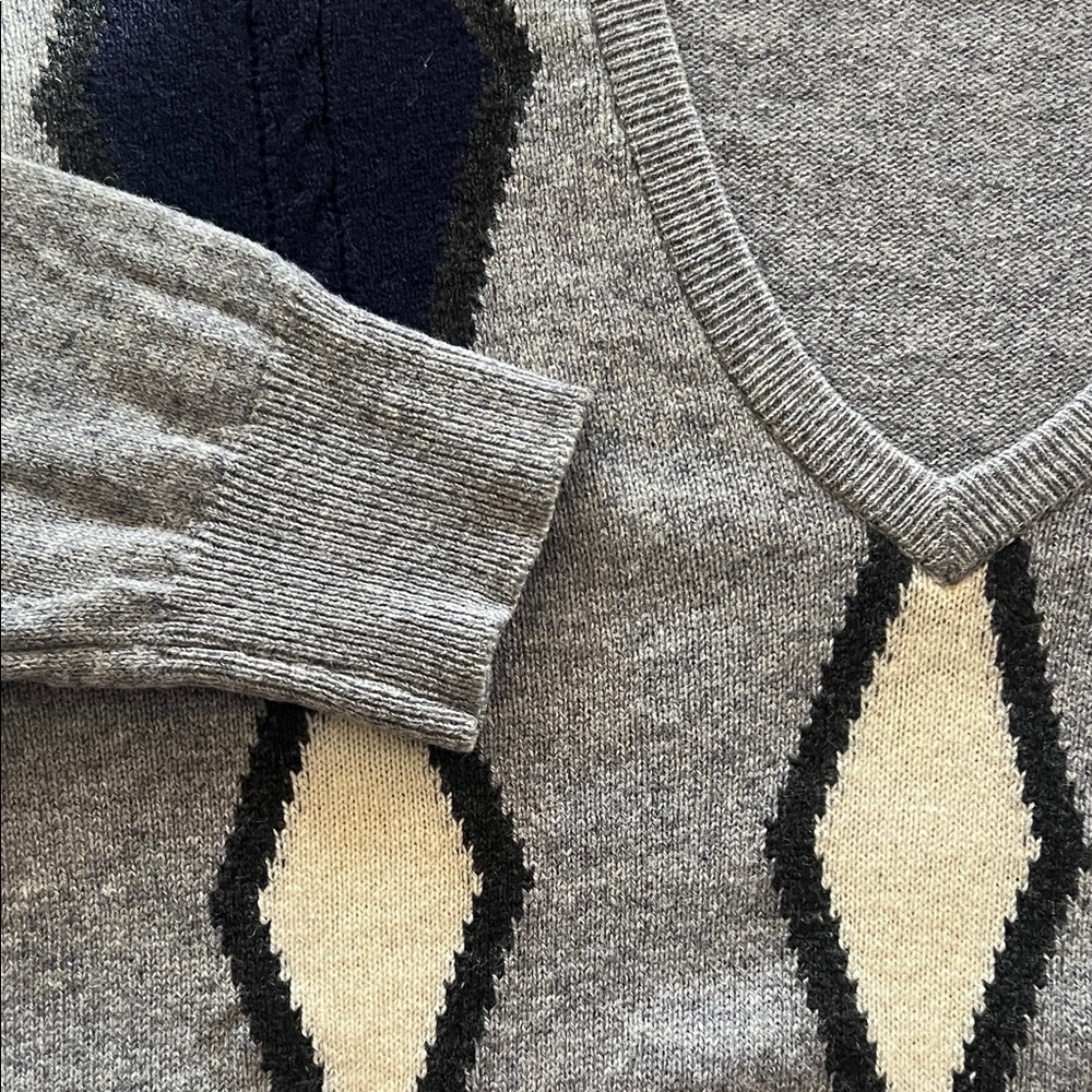 Gray V-Neck Sweater With Argyle Pattern - image 4